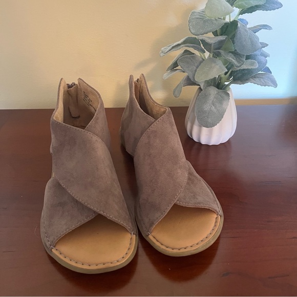 🛍️🛒 Size 9, B.O.C. Women's Tan Suede Open-Toe Shoe with Zipper Back - Picture 1 of 8